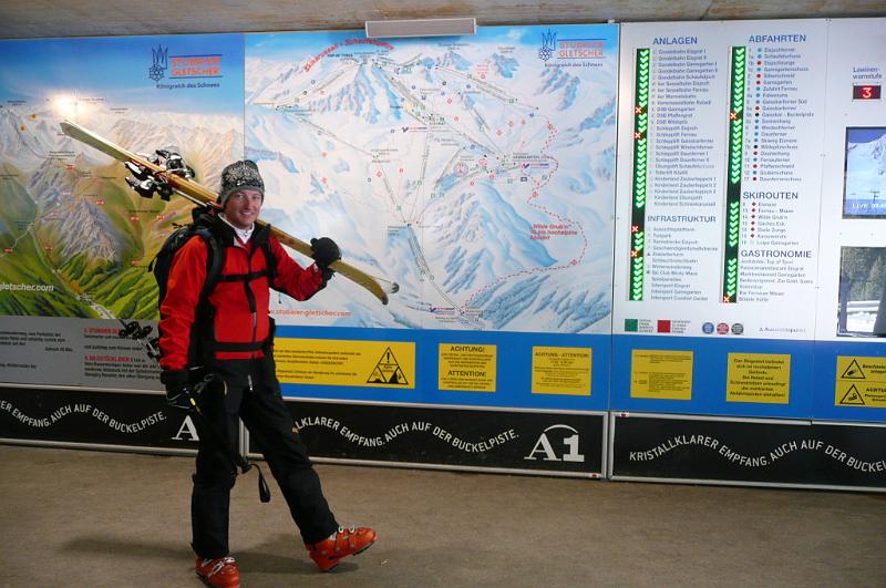 SVL_2008_04_020_P1030026.JPG - Michael führt die SVL'er  im "Köngreich des Schnees"
auf das Zuckerhüttl (3.505m) und über unberührte Gletscherabfahrten