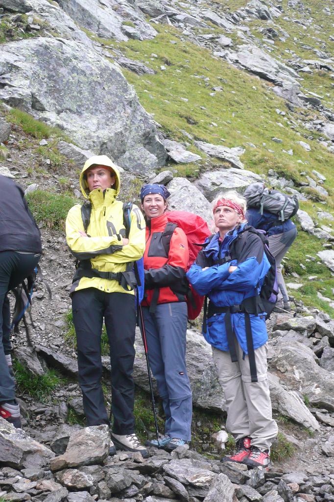 SVL_2008_08_0200_P1030657.JPG - Heidi, Petra und Magret lauschen den Ausführungen von Rudi
