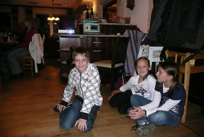 SVL_2008_11_020_P1050108.JPG - Auch die Teenager können die ersten Schneeflocken kaum erwarten