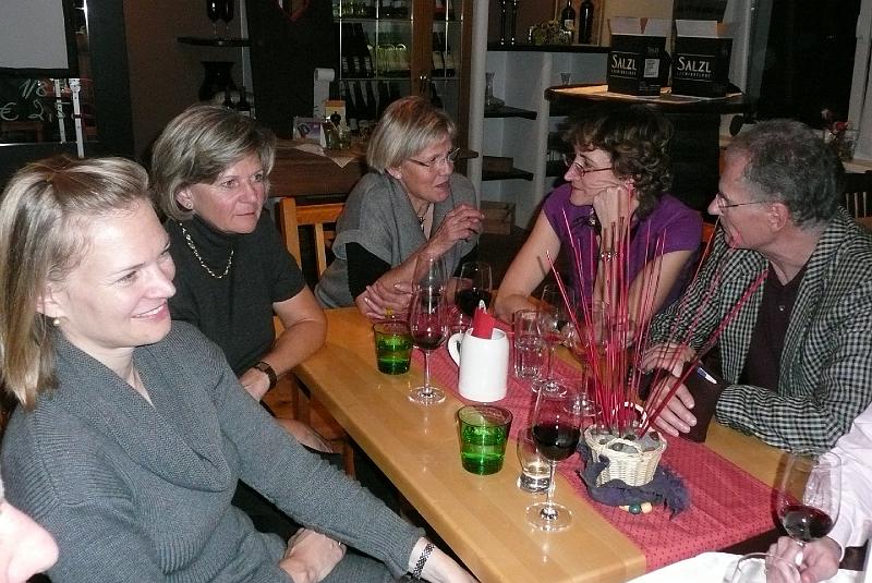SVL_2008_11_100_P1050137.JPG - Franz genießt den Small Talk in der Damenrunde