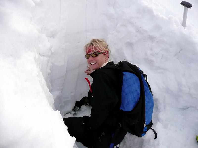 SVL_2008_01a_0100_P1020322.JPG - Magret tastet feinfühlig das Schneeprofil der Saison 2007/08