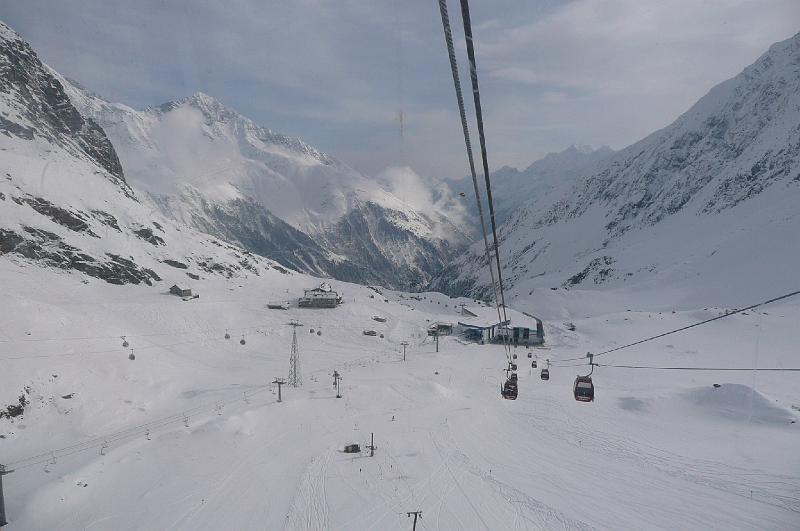 SVL_2008_04_200_P1020873.JPG - Rasch geht es mit der Eisjoch Gondelbahn auf 3.000 m